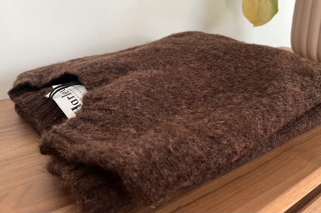 Harley of Scotland brushed Shetland wool sweater in Marron